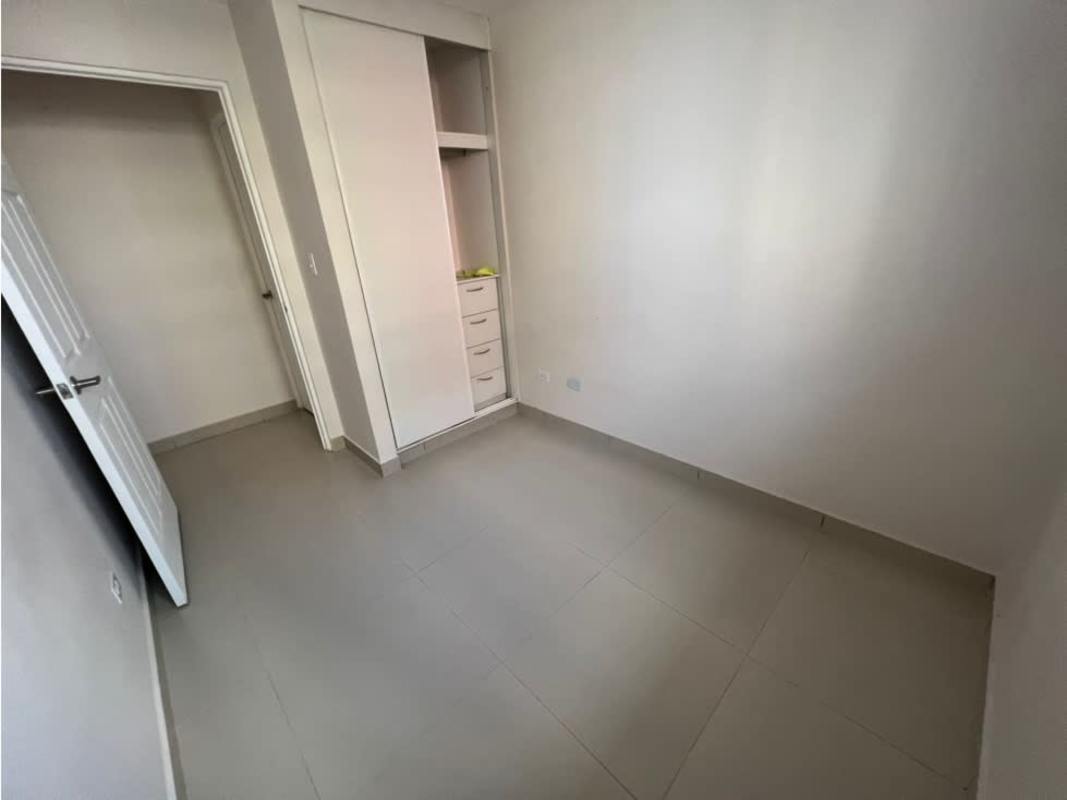 Empty bedroom with built-in closet tile floor PH Torre de Toscana Condado del Rey Panama
