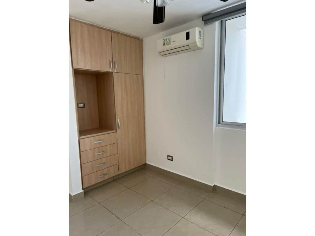 Second bedroom with built-in closet and window PH Rokas Condado del Rey Panama