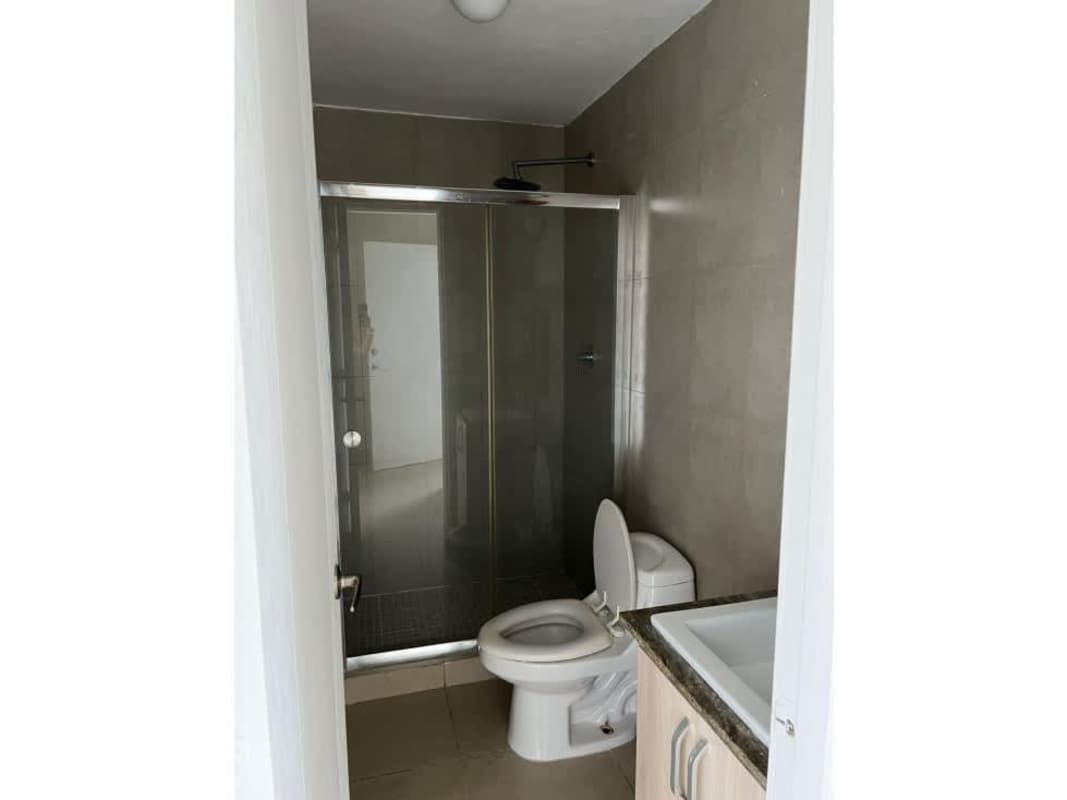 Second bathroom with modern finishes, glass enclosure PH Rokas Condado del Rey Panama