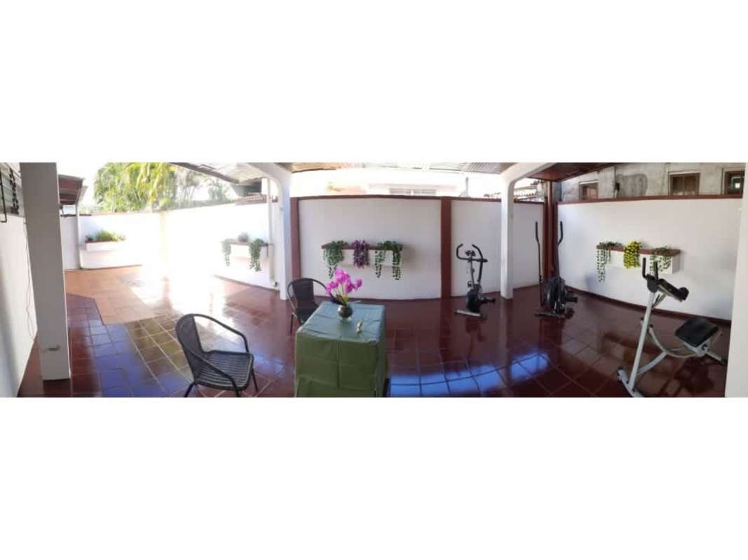 Covered patio tiled floor outdoor seating planters house for sale Reparto Nuevo Panamá