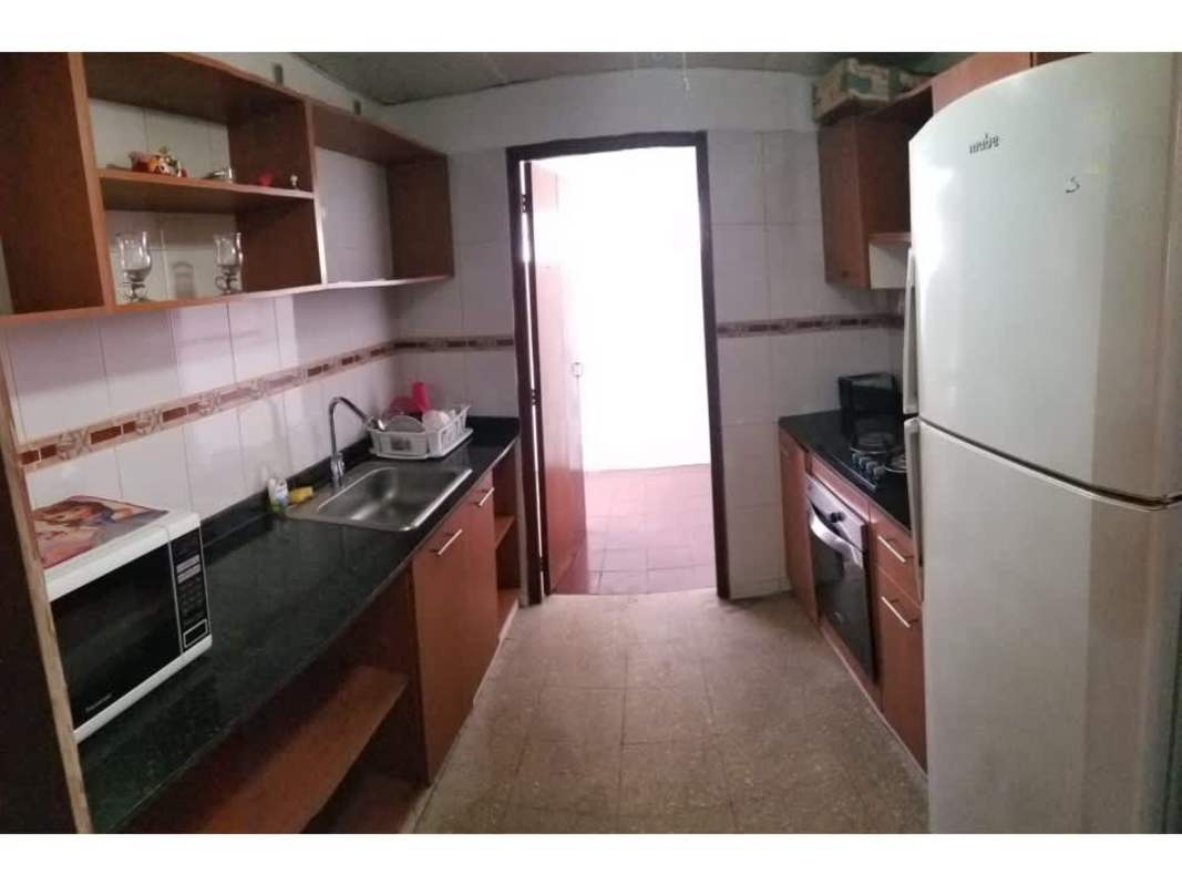 Simple traditional bathroom pedestal sink walk-in shower house for sale Reparto Nuevo Panamá