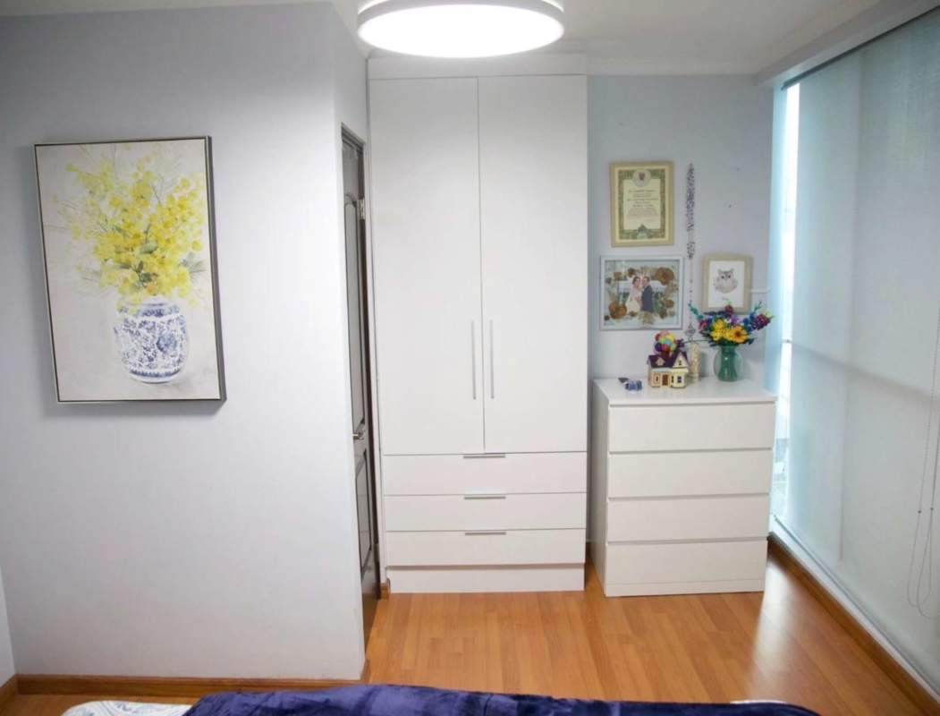 Modern bathroom with vanity and mirror in PH Pacific Sun Punta Pacifica