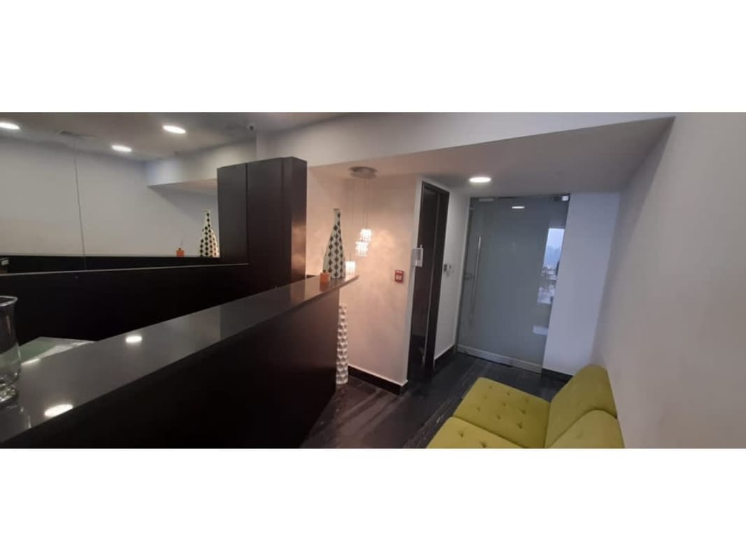 Modern office reception with seating and decor in PH Twist Tower Obarrio Panama