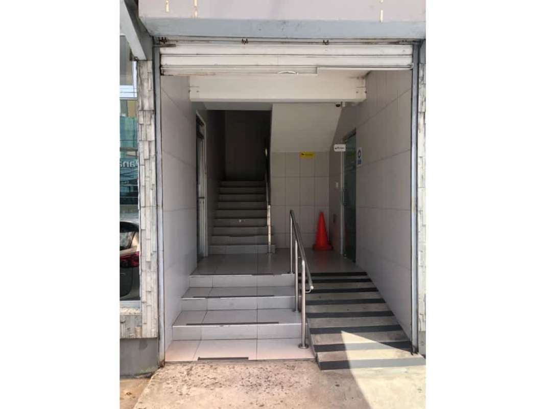 Wheelchair accessibility ramp with railings at PH Laboratorios Clínicos de Sedas entrance on Calle 50 Panama
