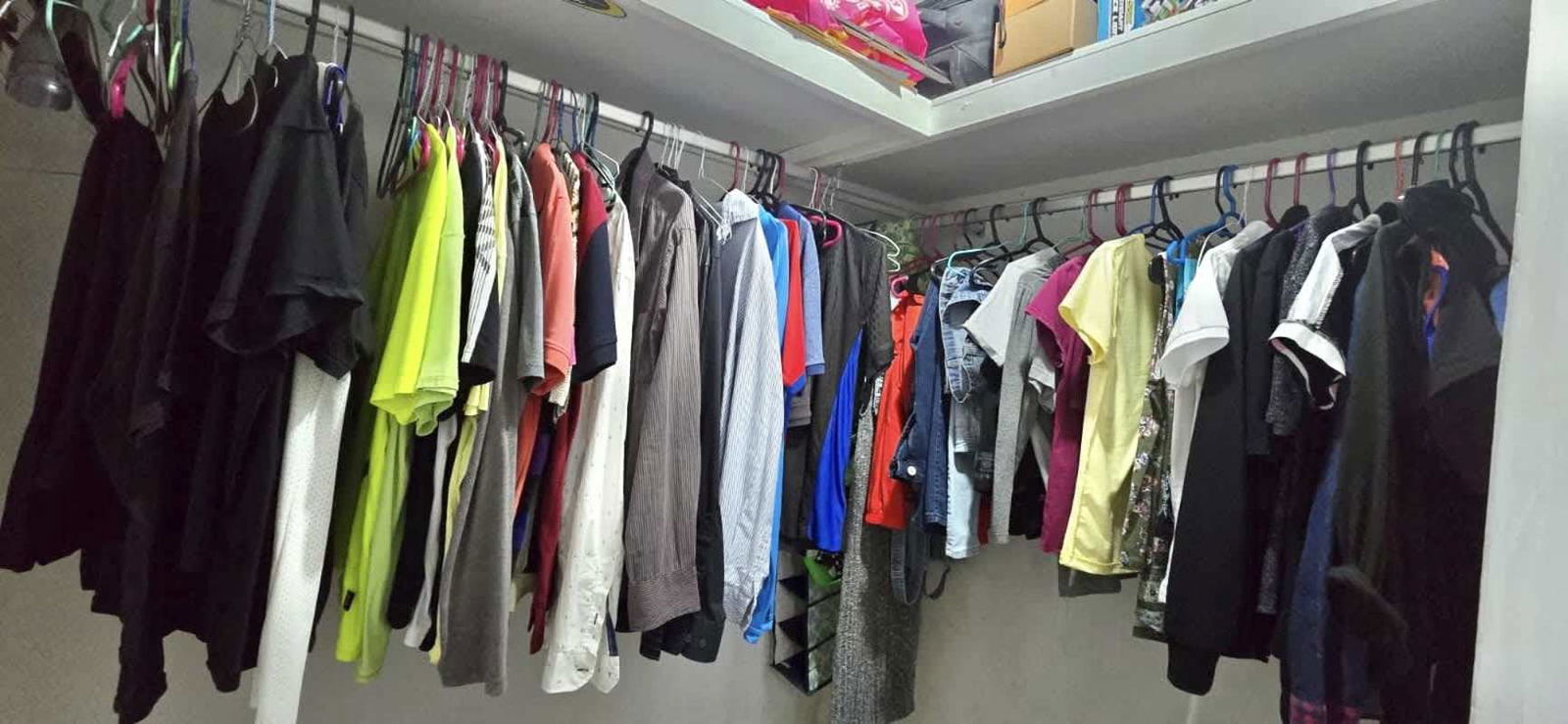 Spacious lobby with sofa seating, chandelier, plants, and reception area in Victory Tower Panama City