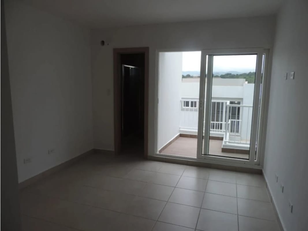 Modern bathroom with walk-in shower PH Victoria Brisas del Golf Panama City