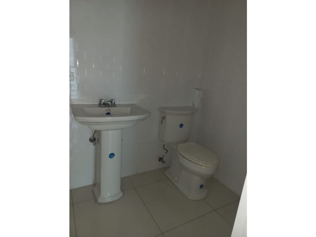 Minimalist office interior with tiled floor and drop ceiling PH Neo Plaza Vía Argentina