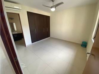 Fully equipped kitchen with granite countertops in River Valley Panamá Pacífico house for sale