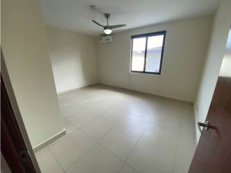 Modern tiled bathroom with shower and vanity River Valley Panamá Pacífico home for sale