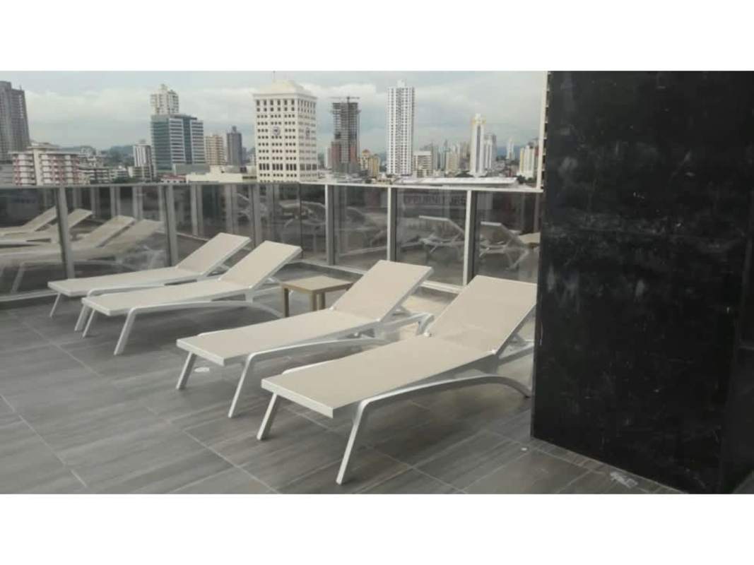 Rooftop terrace lounge chairs overlooking Panama City skyline in PH Park City Obarrio