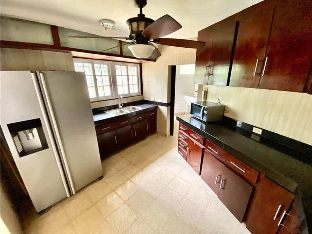 Spacious master bedroom with closets and AC in Las Perlas Punta Paitilla Panama