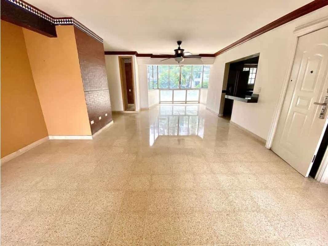 Enclosed balcony with large windows overlooking Panama City skyline in PH Las Perlas Punta Paitilla