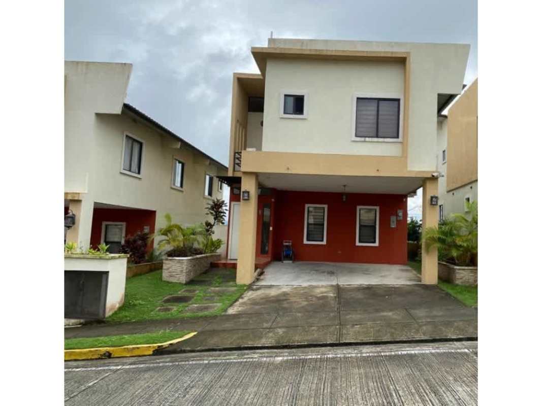 Kitchen with white cabinets, granite counters, gas stove in PH Vistas del Lago Panama