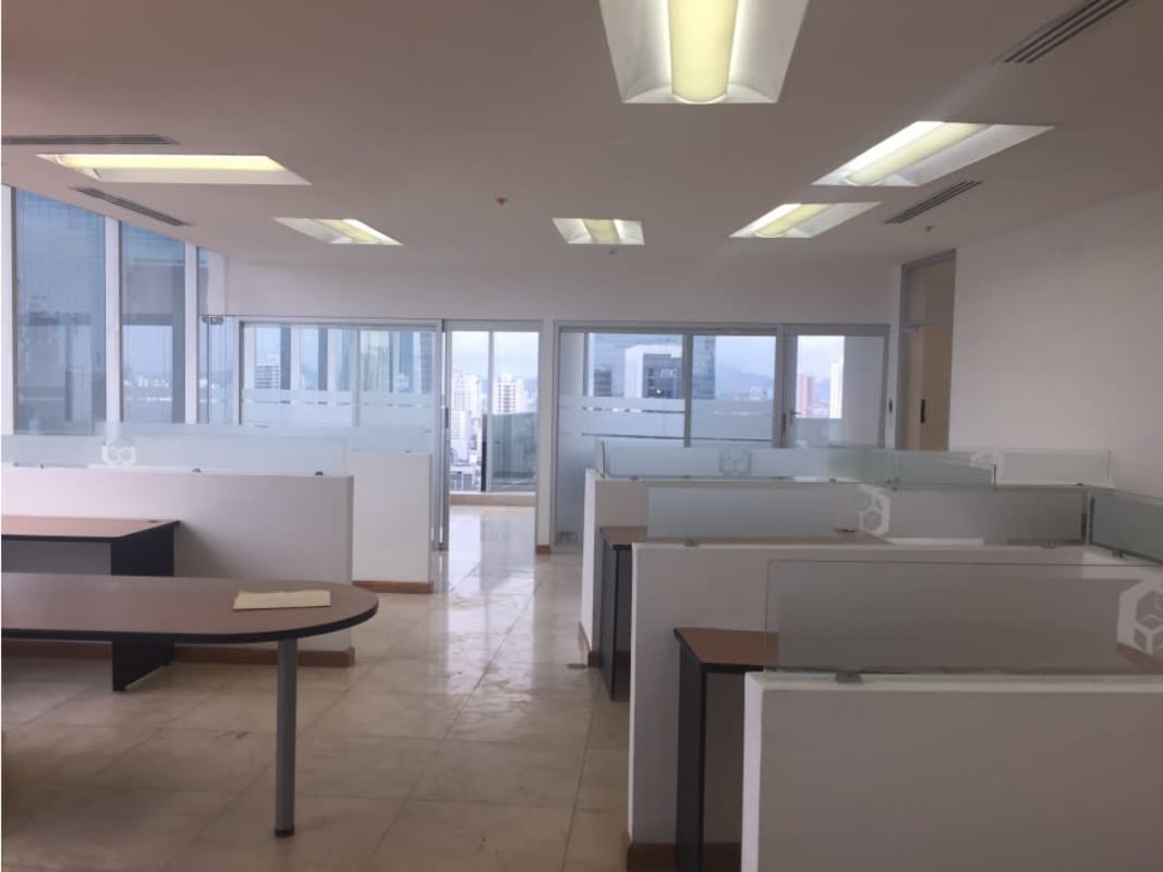 Private executive office area with city skyline view in F&F Tower Panama