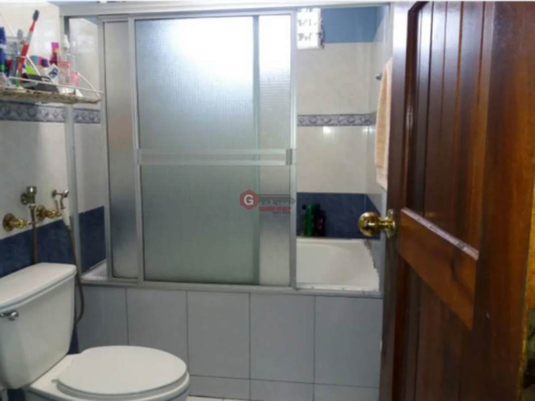 Small bathroom with pedestal sink, bidet, frosted glass shower Villa de las Fuentes