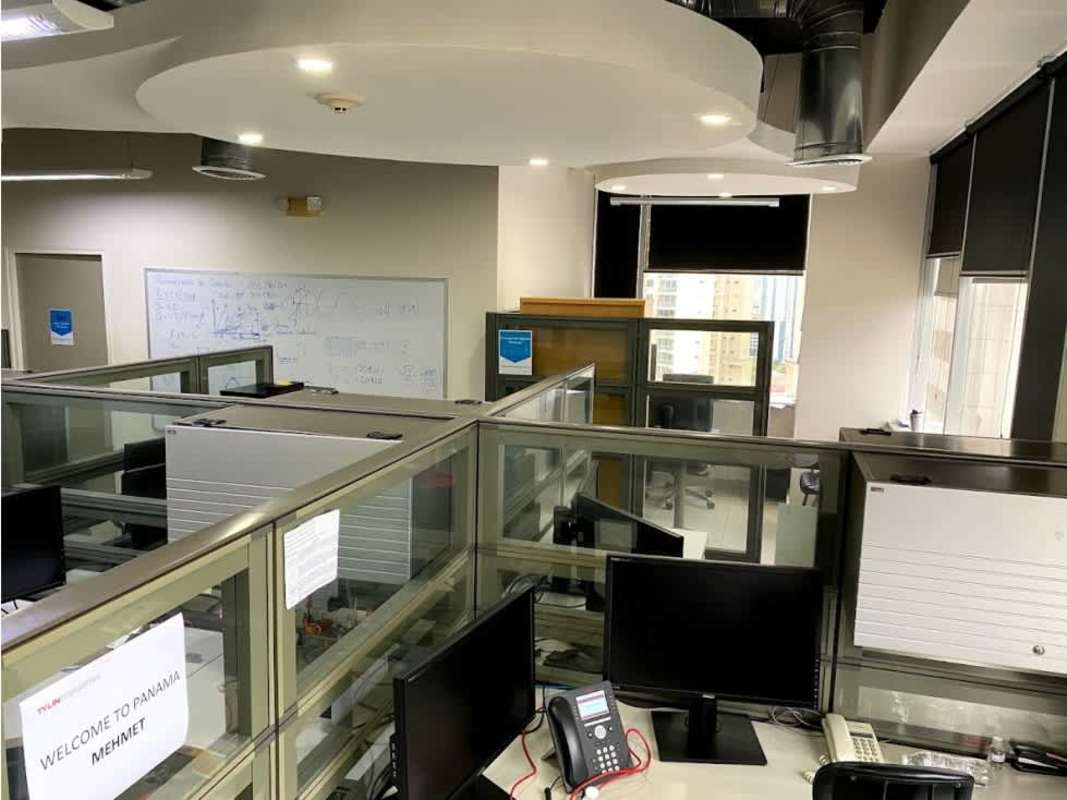 Glass and panel cubicles with modern ceiling design Punta Pacifica Panama