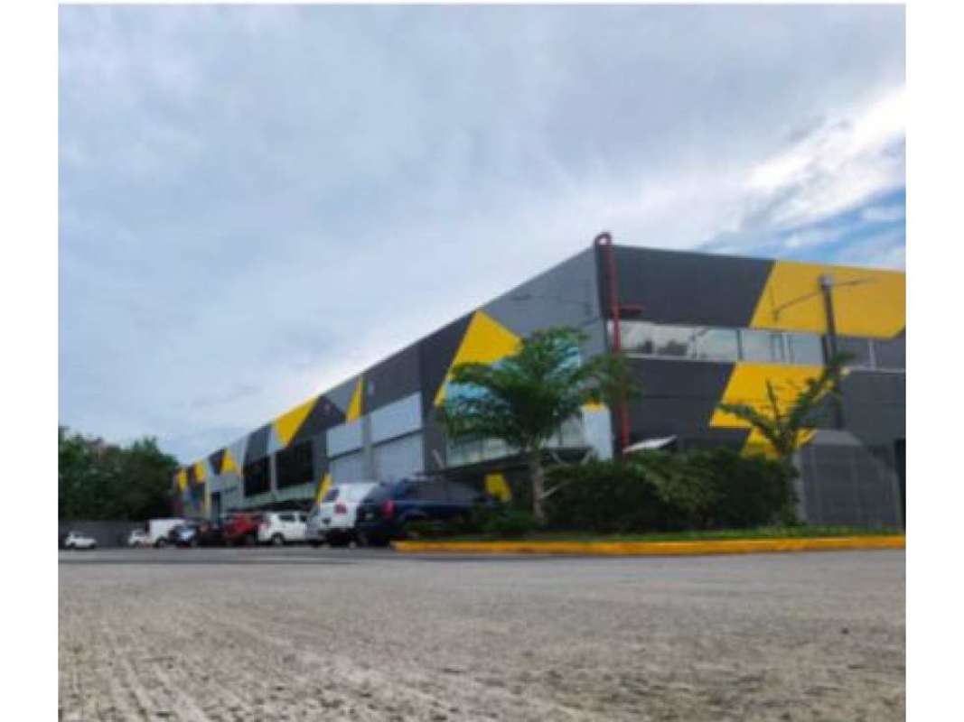 Industrial-style 600m2 warehouse for rent with large parking and modern facade in Costa del Este Panama
