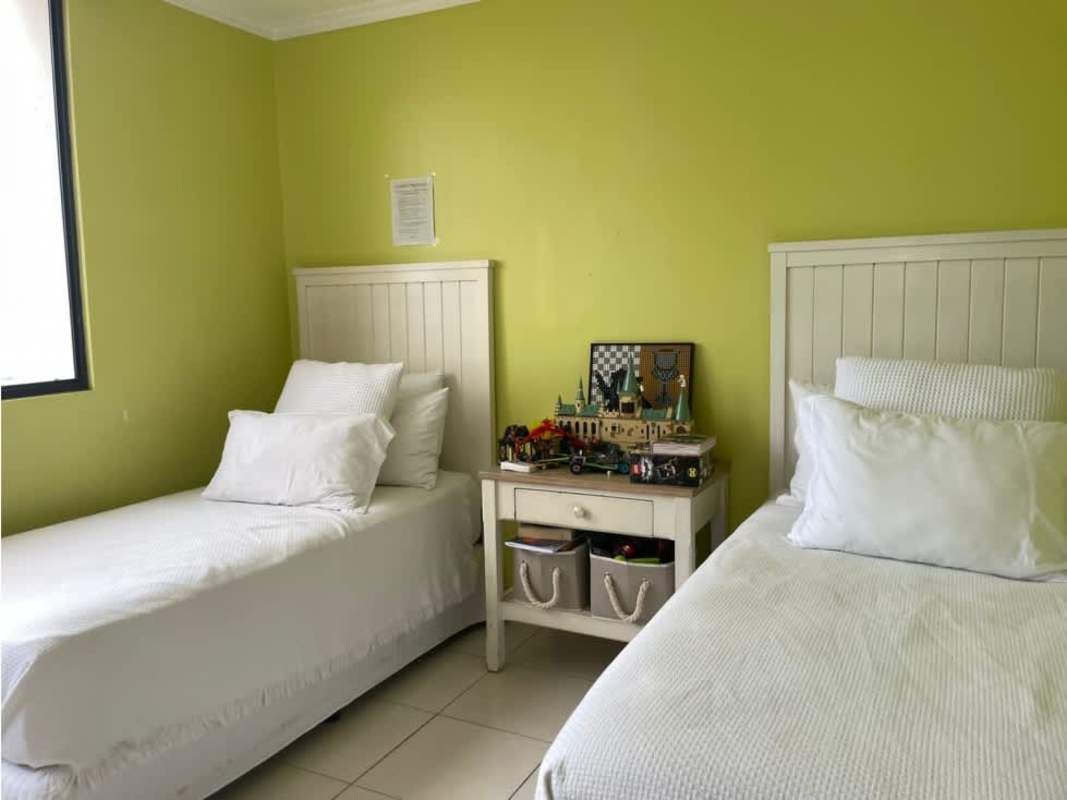 Twin beds with green walls bright guest room PH Paradise Tower Hato Pintado Panama