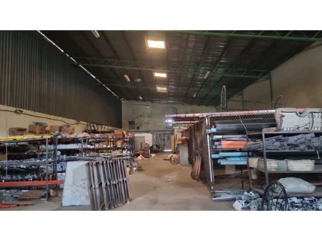 Industrial warehouse space with storage shelves, equipment, high ceiling La Locería Panama City