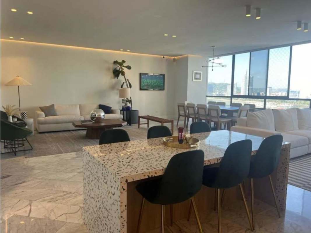 Bright secondary bedroom with large window and skyline view PH Villa Marina Punta Paitilla