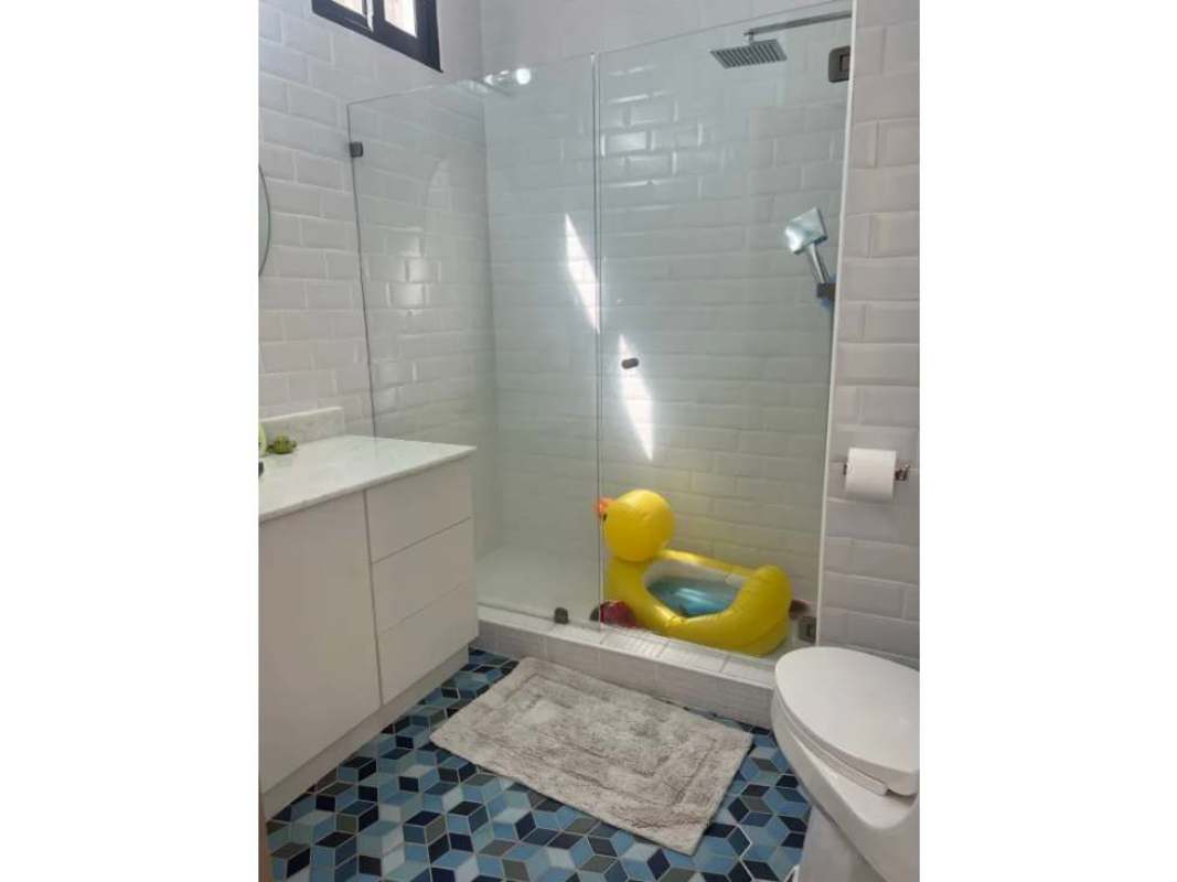 Bathroom with jacuzzi tub and ocean views at PH Villa Marina Punta Paitilla Panama