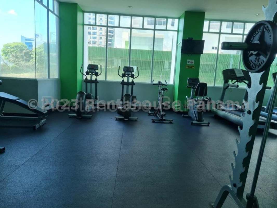 Rooftop terrace with city views and lounge chairs at PH Vivendi Edison Park Panama