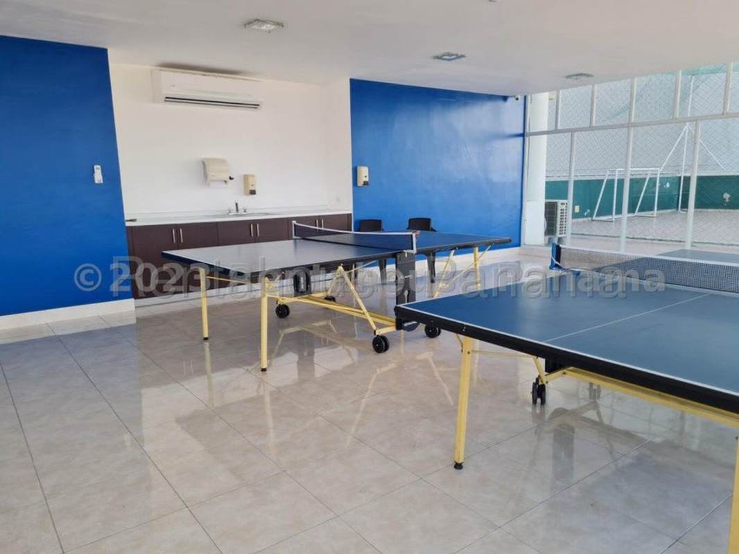 Spacious lobby with elevators reception at Vivendi Towers Edison Park Panama City