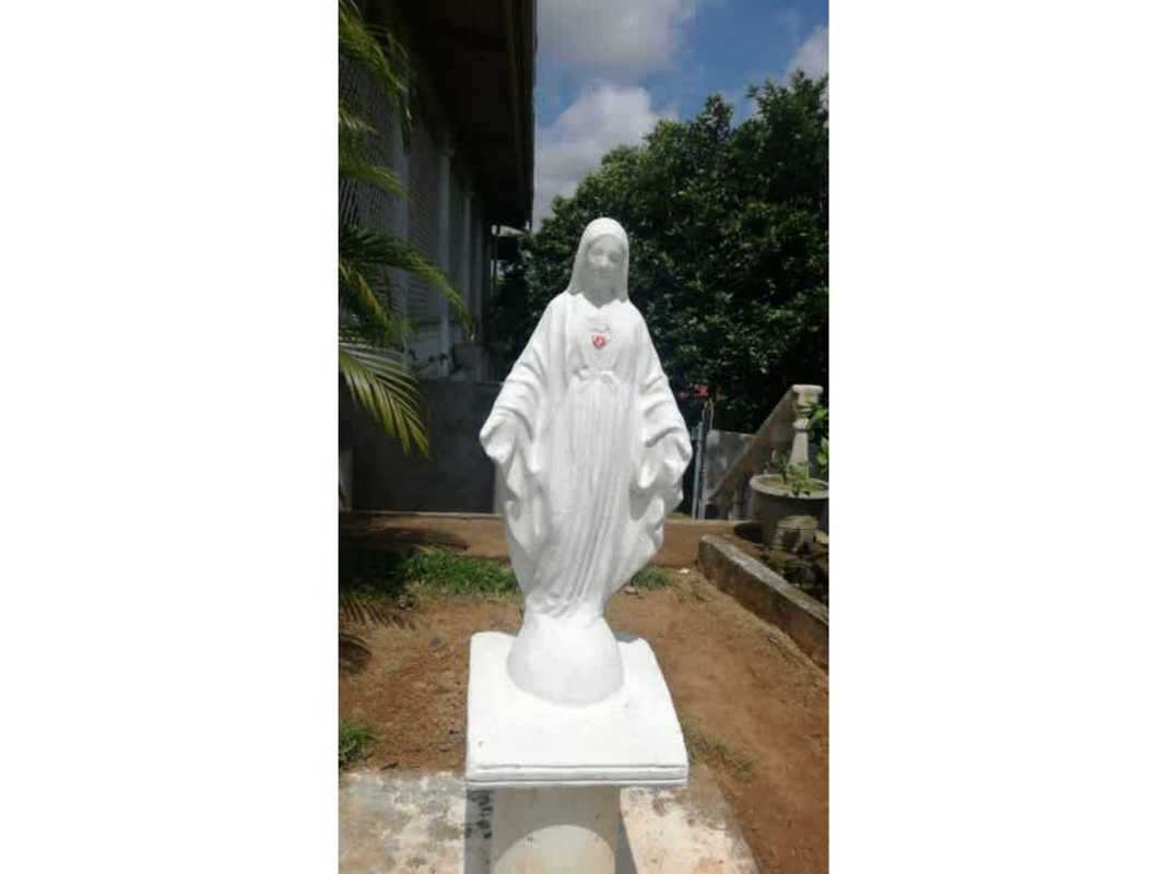 Big driveway and covered parking area at country house in La Higuera Chepo Panama