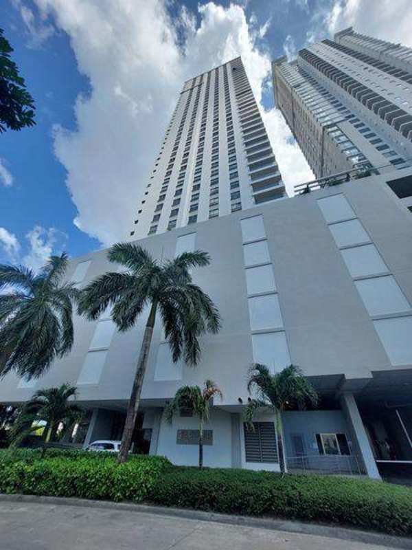 Modern tower with landscaped gardens and palm trees PH Greenview Residences Santa María Panama