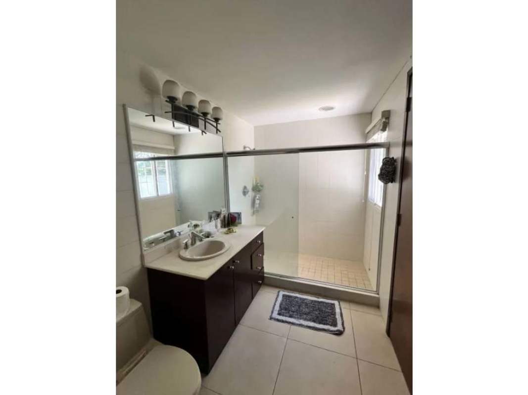 House exterior with metal gate, palm trees, driveway, Llanos de Curundu Ancón Panama