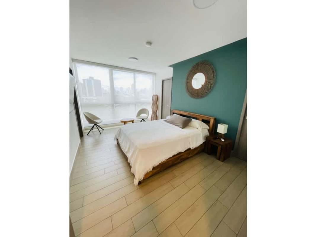 Modern bedroom with window to skyline, minimalist decor PH LOV San Francisco Panama