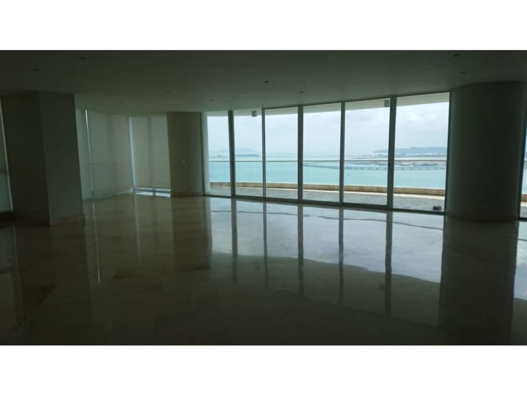 Living space with balcony access and panoramic ocean view PH The Point Punta Paitilla Panama