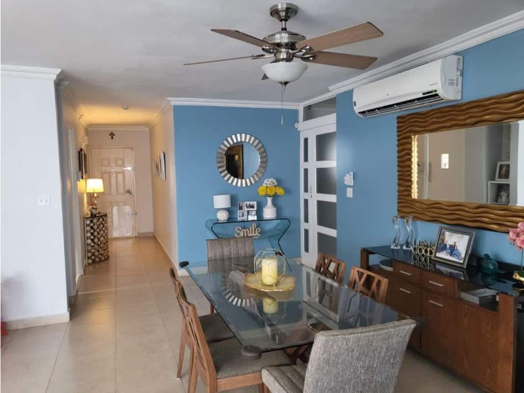 Modern bedroom with large window, built-in closet and ceiling fan in PH Fairmont Plaza Panama