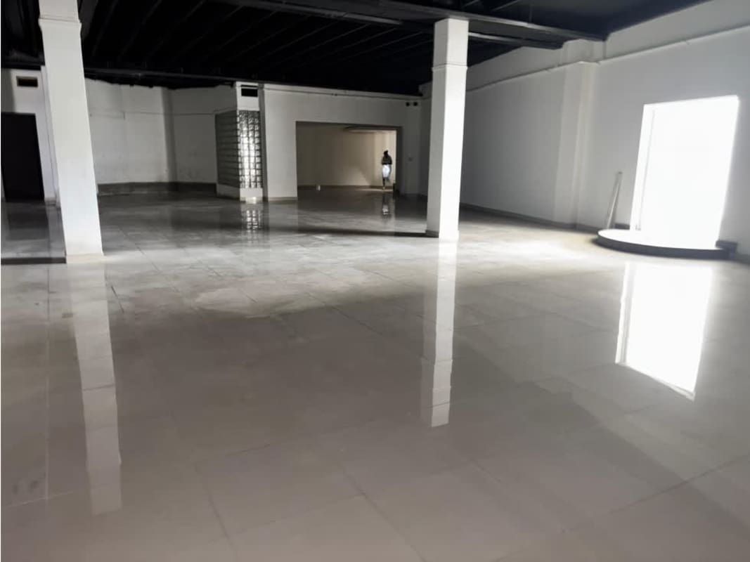 Spacious empty showroom with tile floors, columns in Panama City