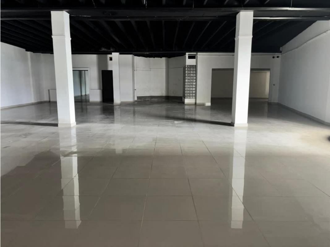 Retail restaurant commercial space for lease with columns and tiled floors