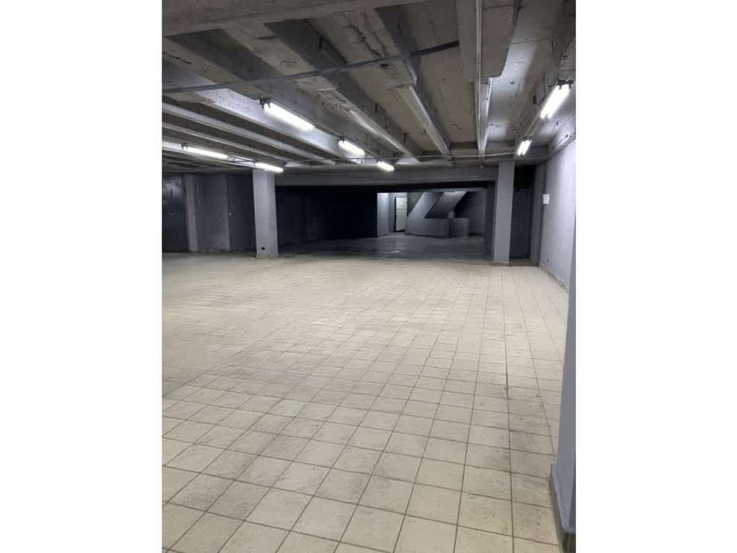 Open floor industrial basement with support columns warehouse Calidonia Panama