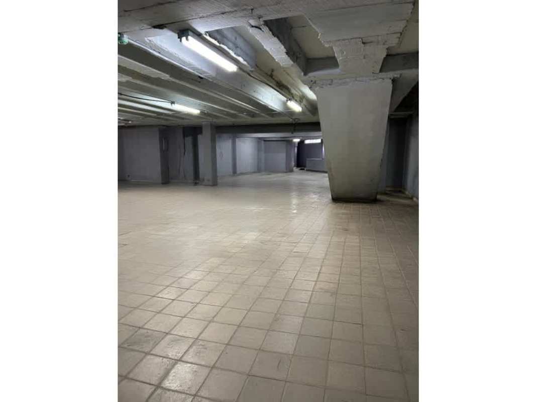 Large open basement warehouse space with support columns, tiled floor in Calidonia Panama