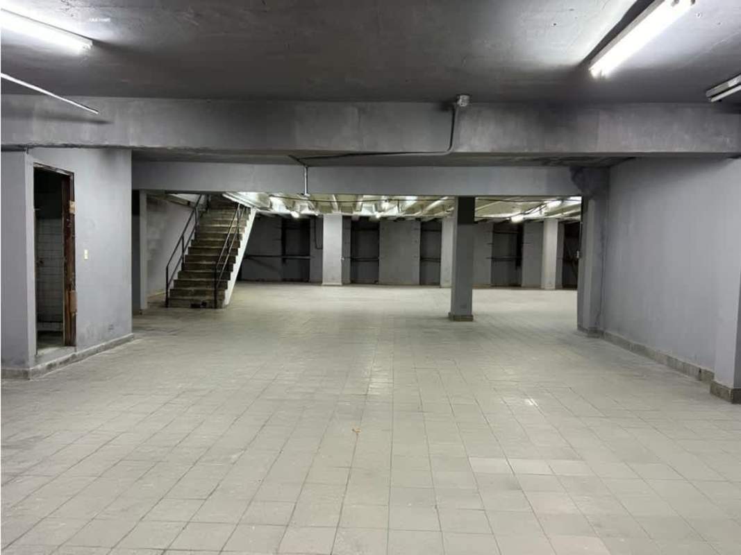 Industrial open basement floor with columns and lighting Calidonia Panama