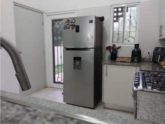 Cozy bedroom with ceramic tile floor, closet and window with curtains in Vista Verde Arraiján