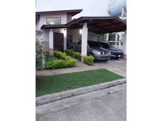 Spacious bright living and dining area with ceramic tile floors in Arraiján house for sale