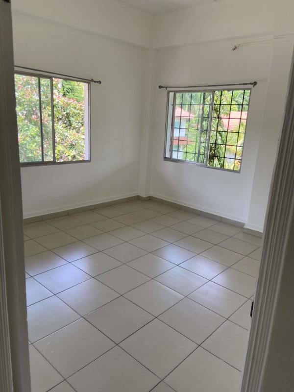 Bright bedroom with windows and closet in rental apartment Clayton Panama