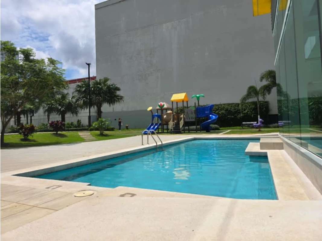 Covered terrace area with tiled floor and privacy panes PH Kings Park Panama City