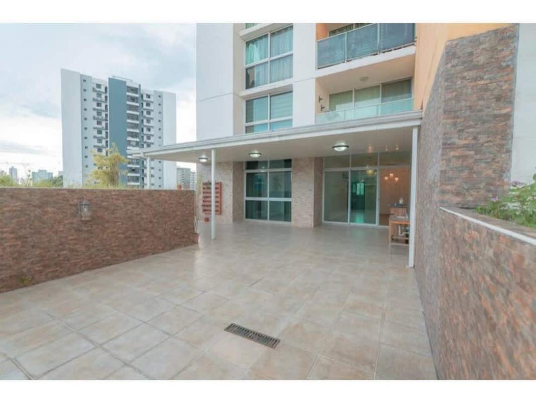 Spacious tiled terrace with high privacy walls in PH Kings Park Panama