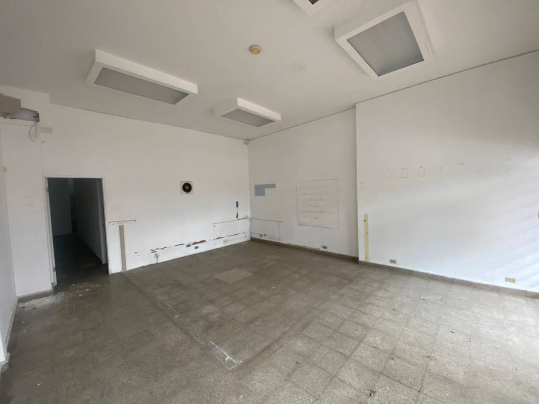 Spacious empty ground floor commercial interior with high ceilings in PH Vía Brasil Plaza Panama