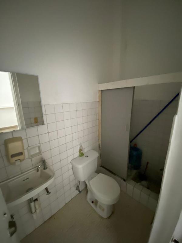 Private bathroom inside commercial unit at PH Vía Brasil Plaza with tiled walls and shower area