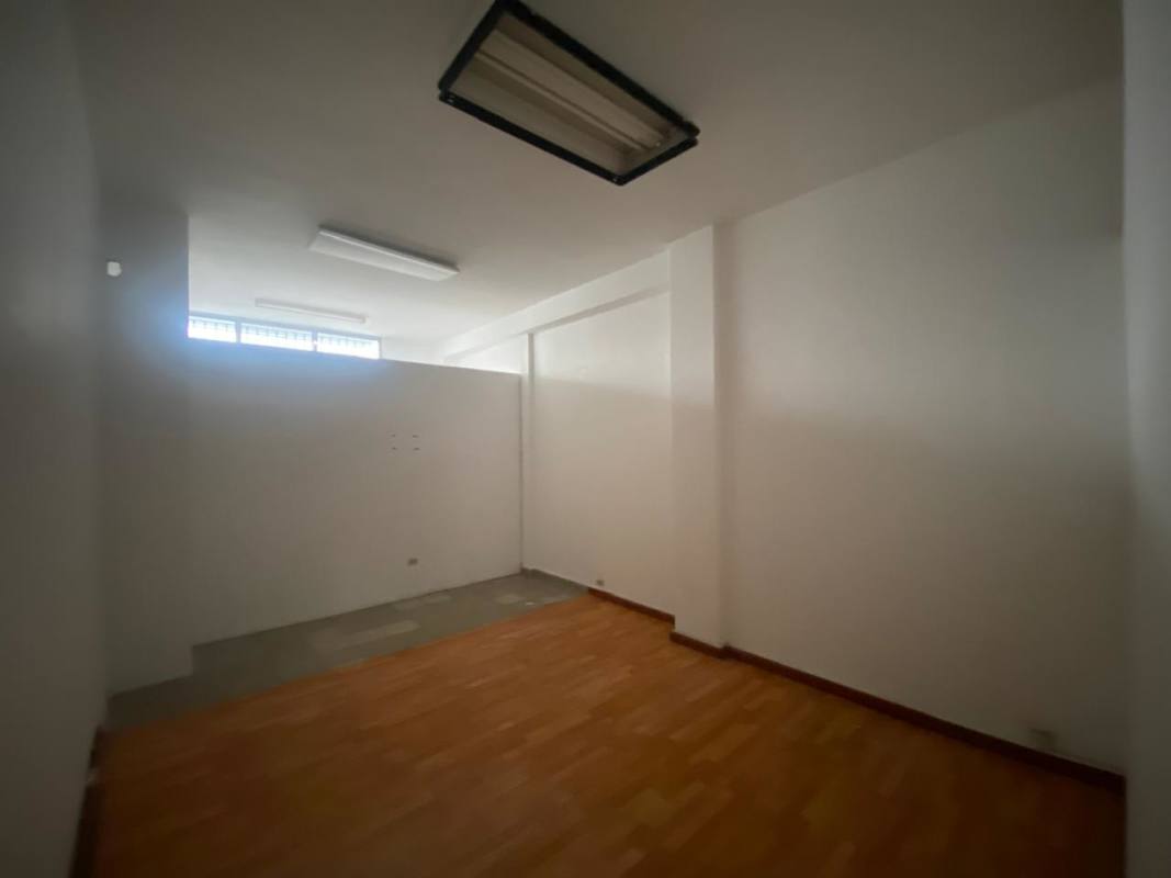 145m² Commercial Space on Vía Brasil Ground Floor with Parking