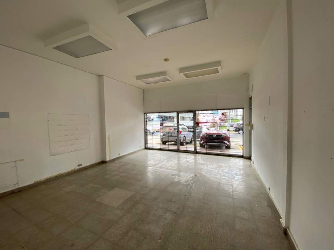 Open interior space with gypsum partitions, tile floors and fluorescent lighting in PH Vía Brasil Plaza Panama City