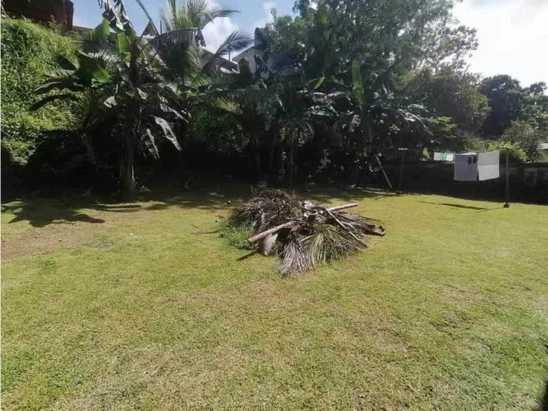 Covered patio fenced backyard with clothesline Villa Zaita home sale Panama