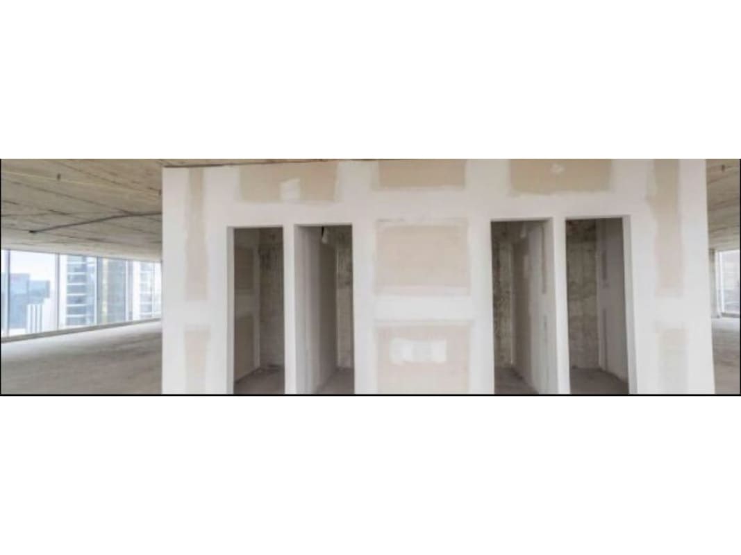 Modern lobby area with reception and elevators at Torre Optima Obarrio in Panama City