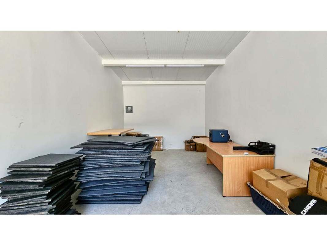 Industrial workspace with concrete floor and large entrance in Panama commercial plaza Campo Limberg.